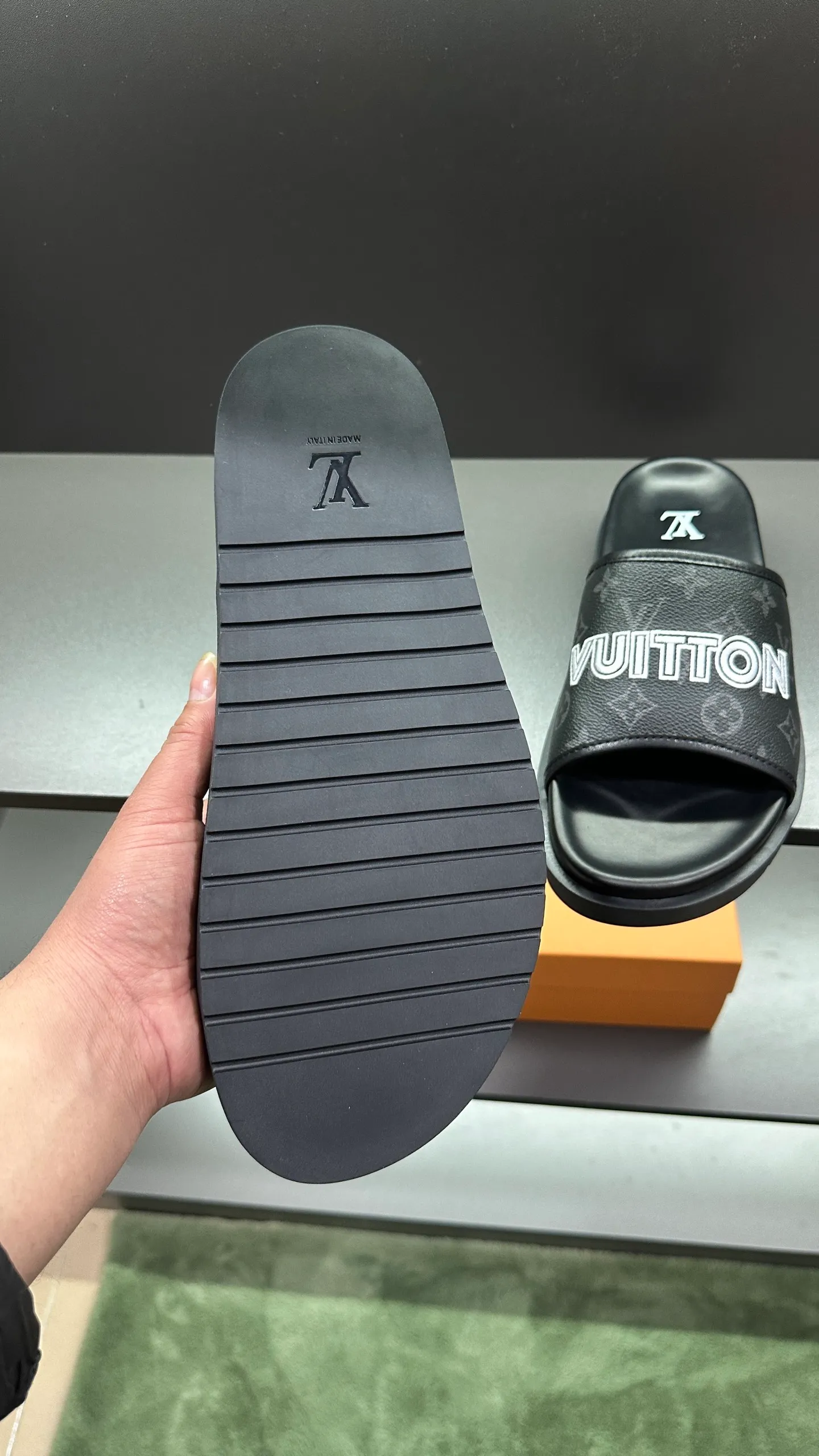[L Home] P: 300💰Size: 38-45 Top purchasing lv men's summer slippers, classic presbyopia with soft real leather lining, unique color splicing effect, distinctive personality, fashionable and trendy essential style, light and comfortable. Lightweight and tough rubber insole, micro ridged foam outsole, super comfortable!